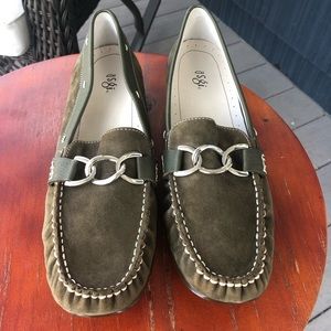 Asgi NWOB Olive Green Suede “Inspire” Loafer - 10M